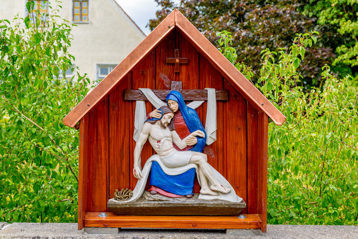 Image: 13 Jesus wird vom Kreuz abgenommen und in den Schoß seiner Mutter gelegt _JA 40385 13.jpg